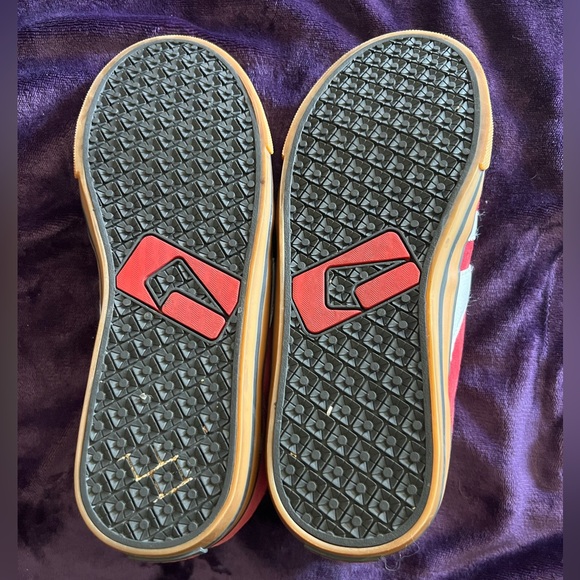 *RARE* GLOBE INDUSTRIES | Encore Red Sneaker - Picture 3 of 5